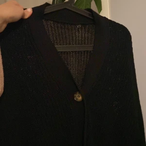 svart stickad kofta  - jättefin svart stickad kofta i bra skick