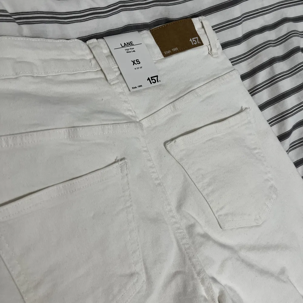 Vita raka jeans från Lager 157 Oanvända med prislapp kvar!. Jeans & Byxor.