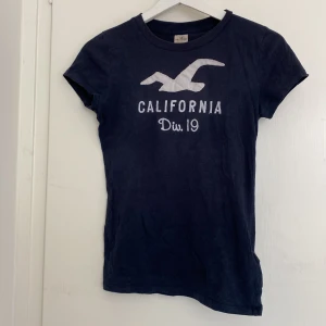 Hollister t-shirt - Mörkblå hollister t-shirt. 
