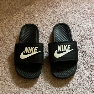 Nike tofflor  - Passar mig som har 38!