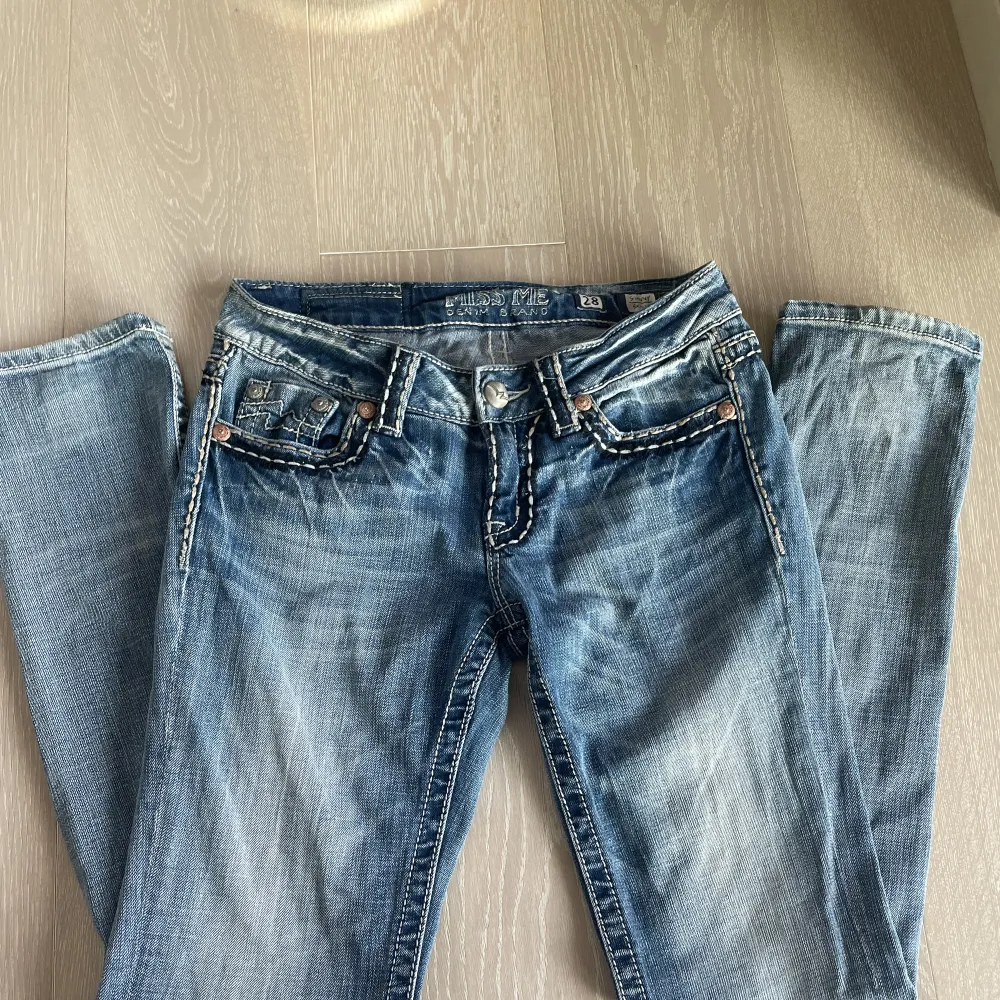 Ett par skitcoola miss me jeans från Sellpy,i storlek 28. Jeansen är i ett super bra skick. Modellen är Sunny skinny. Skriv om du har några frågor!💗⚠️LÄS BIO⚠️SÅLDA. Jeans & Byxor.