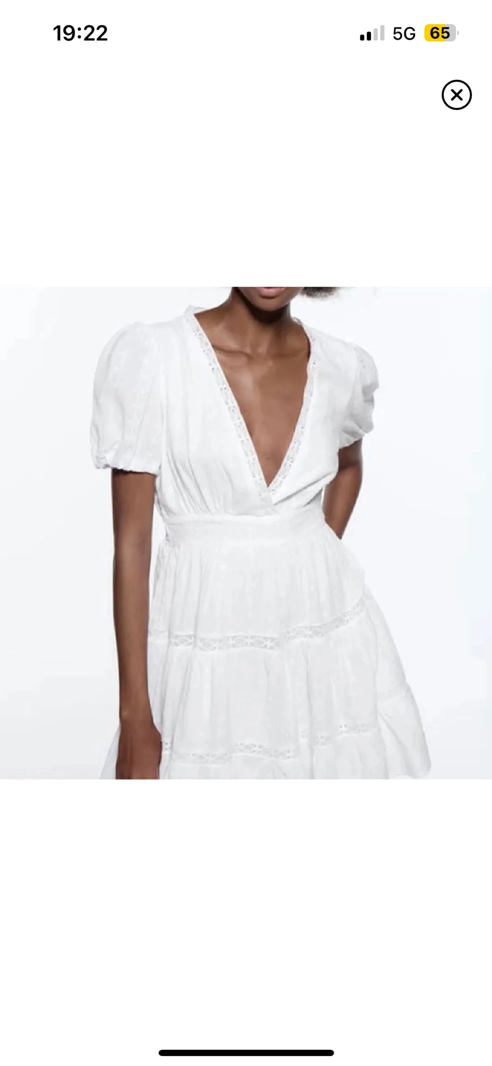 Supergullig vit klänning från Zara. Passar perfekt nu till avslutningar eller student! Använd få gånger så i toppen skick🤍. Klänningar.