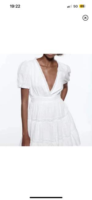 Supergullig vit klänning från Zara. Passar perfekt nu till avslutningar eller student! Använd få gånger så i toppen skick🤍