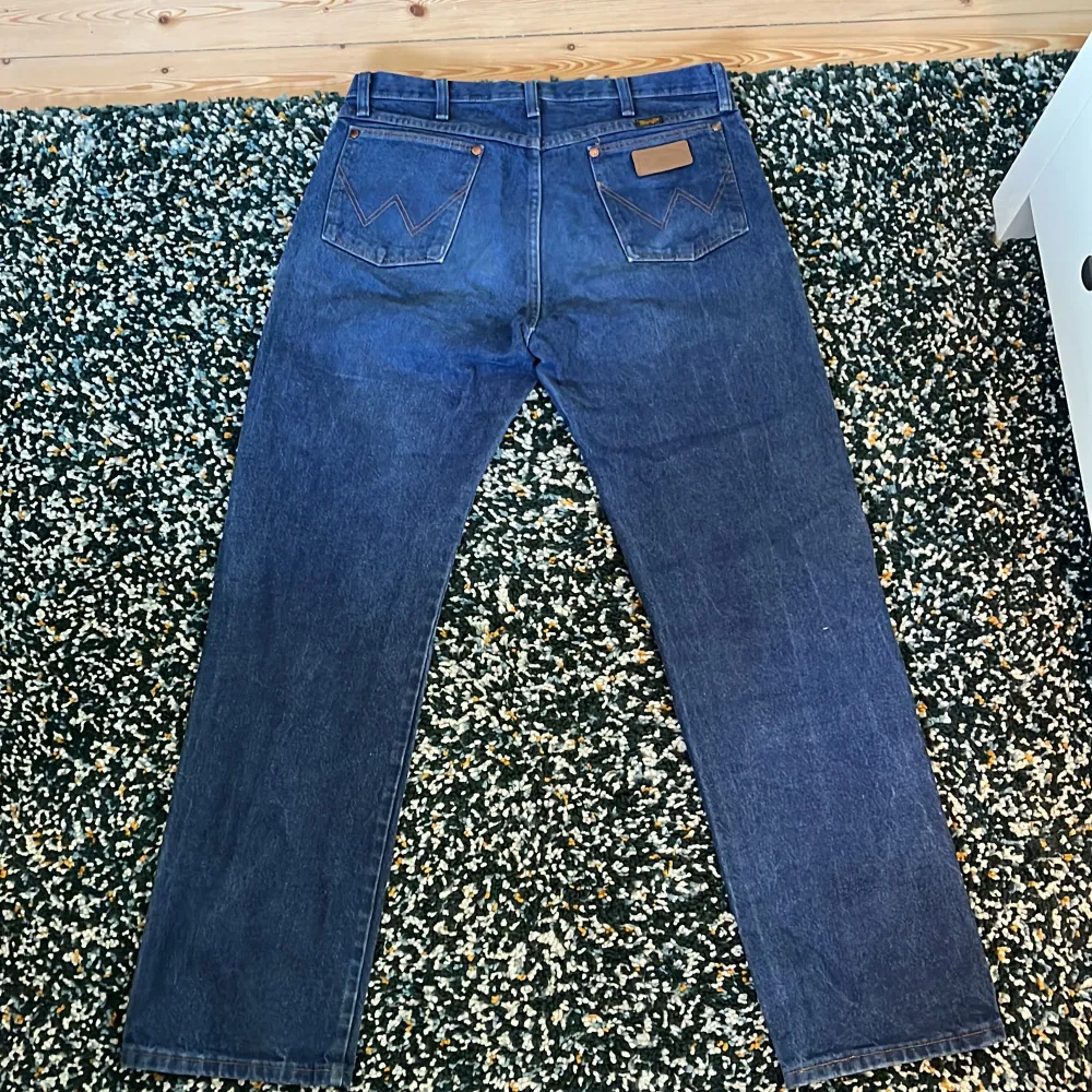 Wrangler jeans köpta för dryga året sedan. Säljer dem för att jag växt ut ur dem och de är straight jeans. Jeans & Byxor.
