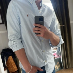 Sommarfräsh Ralph Lauren skjorta - Randig Ralph Lauren skjorta perfekt inför sommaren. 10/10 skick, använd 2 gånger. Nypris på skjortan är 1200kr. 