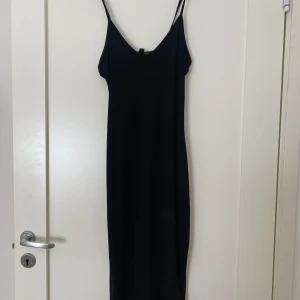 Svart klänning - Superskön och fin klänning i mycket fint skick! Storlek S. Frakt tillkommer
