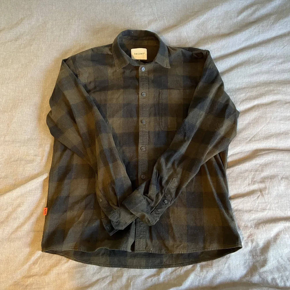 Mörkgrön/brun/svart skjorta köpt hos Carlings och den är i fint skick!. Skjortor.