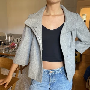 Kort kappa - Grå kort kappa med trekvartsärmar. Superfint skick! DM för fler bilder. 