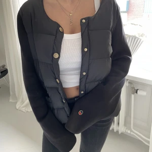 Busnell jacka  - Har bestämt mig för att sälja min super söta busnel inella down jacket i färgen svart. Den är helt slutsåld på hemsidan💕 väldigt fint skick förutom att en knapp saknas längst ner som man kan sy fast! Jag bär normalt sätt storlek 36 och den passar bra