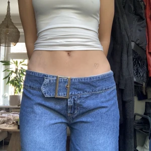 Lowrise jeans! - 38cm Midjelängd, 77cm innerbenslängd🤍
