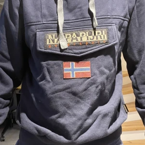Napapijri hoodie marinblå - Säljer en napapijri hoodie då den inte kommit till användning 
