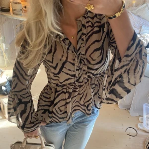 Blus - Super snygg blus!!! Jätte bra kvalitet nypris ca 800💘💘