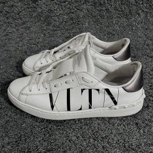 Valentino skor - Säljer ett par valentino skor i den eftertraktade färgen vit. Storlek 42,5. Väldigt fint skick och allt og ingår. Nypris 6299kr, köp för endast 2400kr. Möts upp i Stockholm eller fraktar spårbart via postnord📦