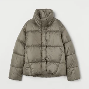 Pufferjacka från H&M - Slutsåld jacka från H&M som slutat säljas, storlek M i en fin grön färg