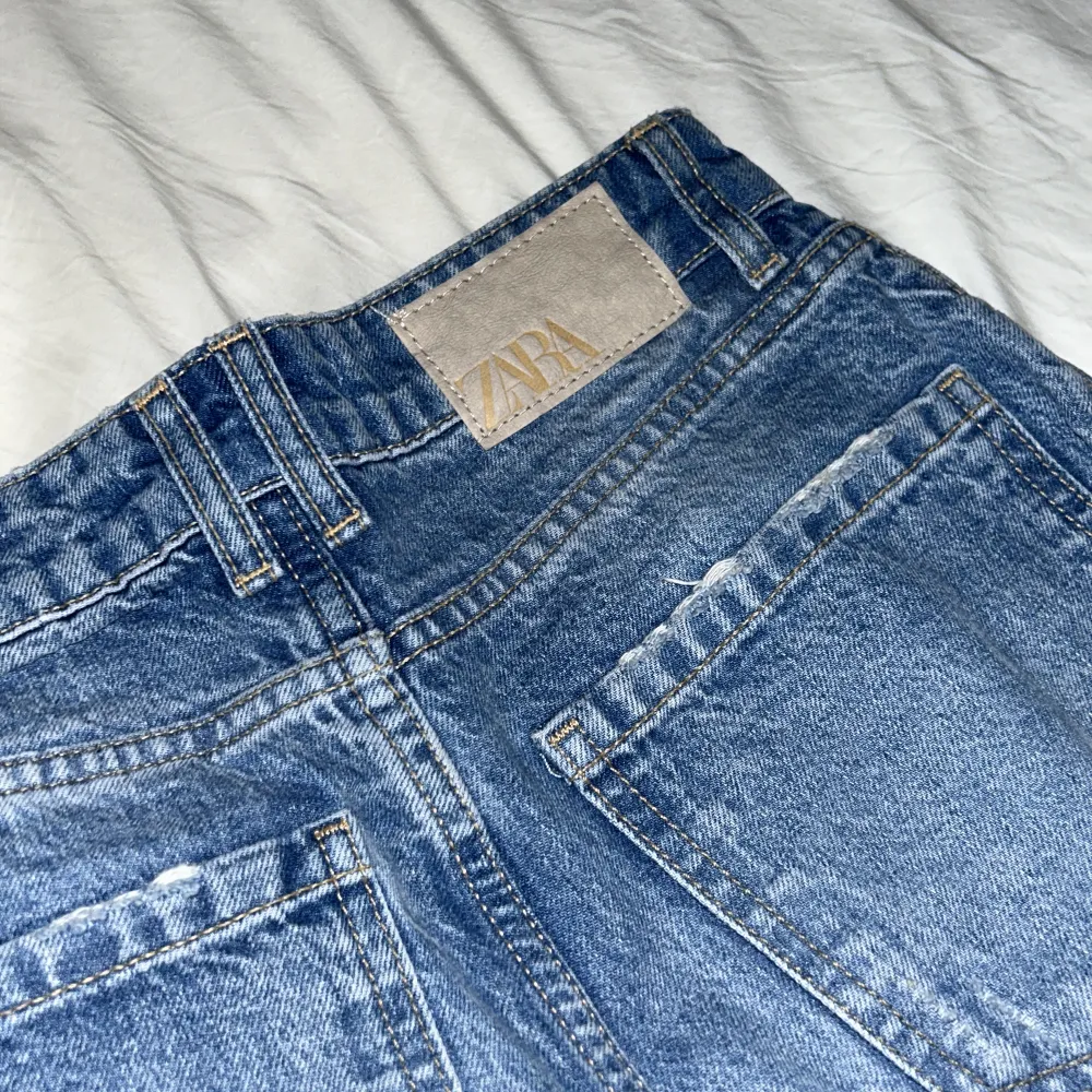 coola ripped jeans från zara! köpta för 500kr säljer dessa billigt! passar ej mig längre. Jeans & Byxor.