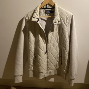 Ralph lauren cardigan  - En schysst cardigan från Ralph lauren, knappt använd och inga defekter. Passar perfekt till hösten och våren. 