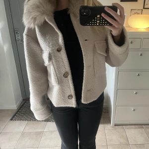 Kappa - Säljer denna jättefina kappa från Chelsea som linkar en Meotine jacka! Köpt förra hösten och använd någon enstaka gång så den är i väldigt fint skick! 💕