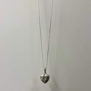 Halsband från Safira i silver, aldrig använt! Med diamant detalj⭐️