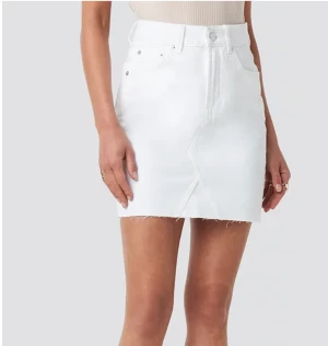 Vit kjol strl 34 - Vit kjol från NAKD. Knappt använd och i strl 34. Frakt ingår ej i priset! DM vid intresse ❤️