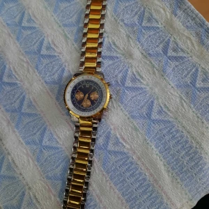 Klocka - Klocka i bra skick. Det enda som man behöver göra är att byta batteri i klockan. Men det är enkelt😊 Swish vid betalning Pm vid frågor😊