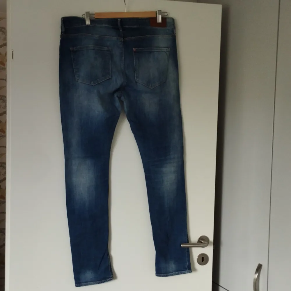 Snygga jeans strl 44 midjemått ca 45 cm x2 Enl foto.. Jeans & Byxor.