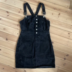 Dungaree dress / hängselklänning / jeansklänning - Hängselklänning/snickarklänning från forever 21 i storlek M. Köpt 2019 och använt ca 2 ggr