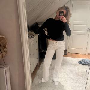 Vita jeans från zara, aldrig använda! Midwaist💖