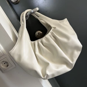 Väska från Gina tricot - Väska från Gina. I fint skick. 120kr
