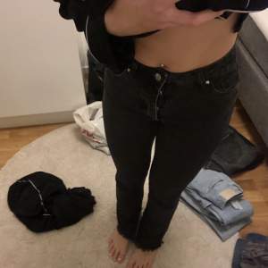 Svarta jeans från NA-KD med Hanna schönberg i storlek 34