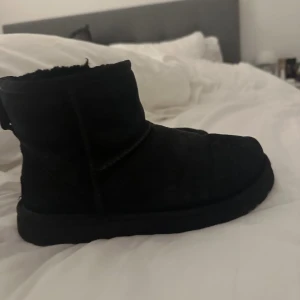 svarta uggs - Säljer ett par äkta svarta uggs. Använda ca 2 vintrar och köptes för 2000kr. Säljer för 700kr då det är använda men inga hål eller sådant. Storlek 37.