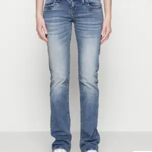 Blå Utsvängda jeans i låg midja från LTB. Jeansen är i nyskick och bara använda en gång. Storlek 29x32 (S/M), skriv för mer bilder💓