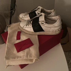 Valentino skor  - Säljer mina fina Äkta Valentino skor, några små defekter som syns på bilderna. skriv för fler bilder💕💕