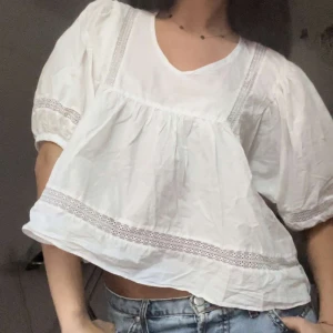 Underbar topp😍💕 - Såå fin topp/blus!🤩💕såå fin att ha till middag eller fest, eller bara till skolan!! passar till allt verkligen och i perfekt skick!!😍 