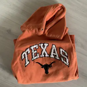 Ball hoodie med broderad text, köpt vintage. Superfin orange färg!