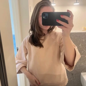 Trekvartsärmad tröja - Säljer min ljusrosa trekvartsärmade tröja för att den inte är min stil. Den är använd fåtal gånger och köptes för 449 kr.