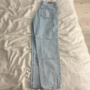 Så fina ljusblåa jeans från Ginatricot i modellen perfect jeans🤍Har längre ben så de är lite korta på mig därför används de inte🤍Storlek 36🤍
