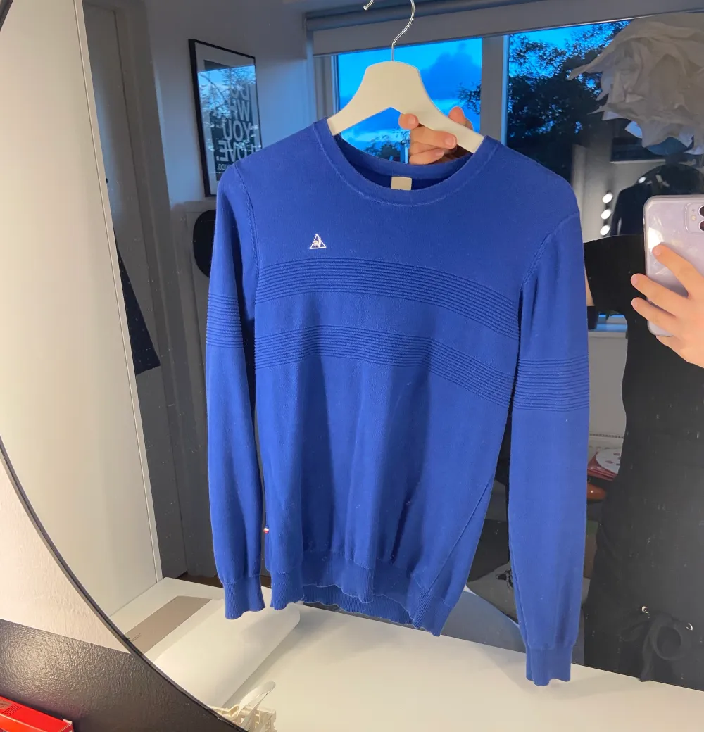 Fin, blå sweatshirt perfekt till hösten! Är i storlek xs men de är nog man storlekar så passar s bättre. köpt secondhand.. Hoodies.