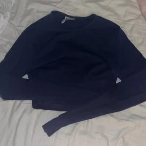 Tröja - En jättesöt marin blå tröja från hm. Har nästan aldrig använt den.  Det är en helt vanlig långärmad tröja men den är lite kort. 