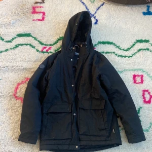 Wemoto parka S  - Parka vinterjacka i fint skick. Fodrad. Endast använd 1 månad. Storlek S. Luva. Dragsko i nederkant.