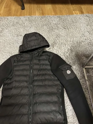 Moncler cardigan  - Moncler cardigan jackan är bara använd två gånger. Jackan är perfekt till vintern. Håller värmen och stilren. Pris kan diskuteras. Möts upp bara i Stockholm 