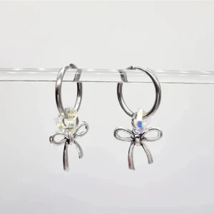 Handgjorda örhängen  - Handgjorda örhängen ●Material- zinklegeringar och plast ●Gjord i bra kvalitet 💎Örhängeskrokar -100% rostfritt stål ☆☆Längd - 4cm [Frakt 15kr]