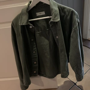 Grön jacka - Militärgrön jacka från Mango, superfint skick💚🍂
