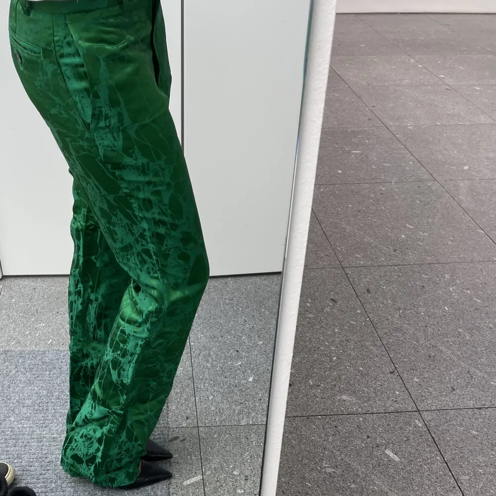 Skit balla byxor från HM studio A/W 2020 i grönt coolt tyg. Slutsålda.. Jeans & Byxor.