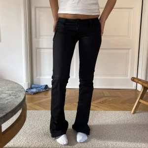 Låg midjade jeans  - Jag på bilden är 169 cm