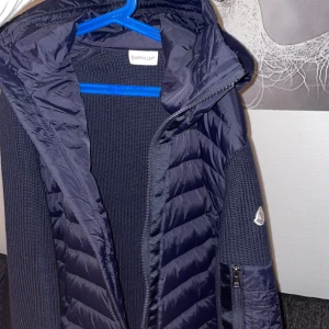 Moncler jacka - Hej. Säljer min Moncler kardigan jacka, har för mycket kläder och behöver bli av lite med det samt att den är för stor för mig.  Den är sorlek L men sitter helt perfekt som storlek M. 