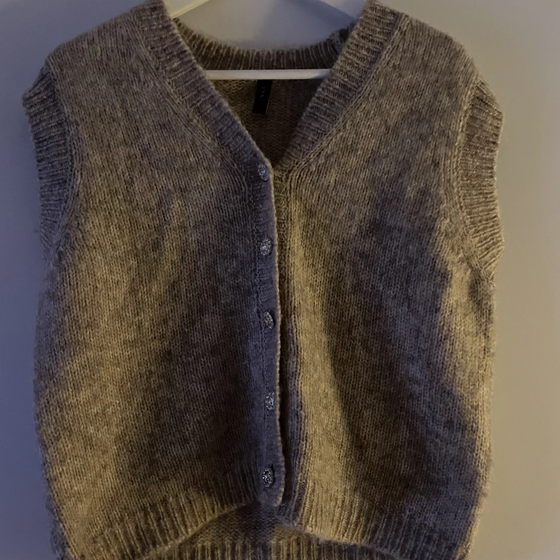 Stickad väst med knappar  - 90