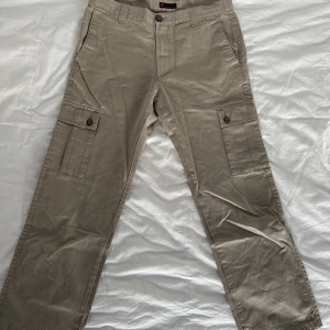 Beige cargos - Köpare står för frakt, kan mötas upp i sthlm<3