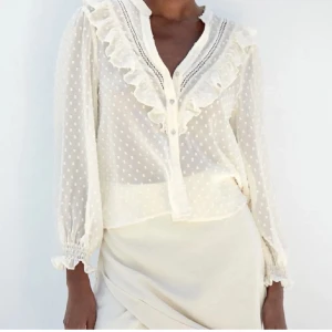 Blus  - Säljer min blus från zara då jag inte använder den längre. Ganska liten i storleken. Kom privat får mer info. 