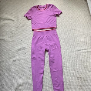 Träningsset - Jätteskönt träningsset från H&M i storlek S. Använt ett par gånger, fint skick 🌸 pris kan diskuteras 😊