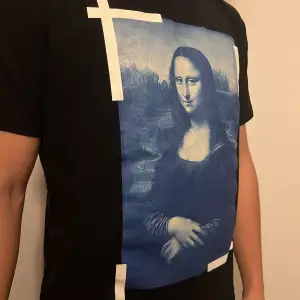 Hello i’m selling my t-shirt i got christmas because it didn’t suite me it is a real t-shirt from Off White  Tell me what’s is your price ? 😄